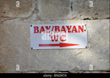 Melden Sie für Toiletten Famagusta Nord Zypern Türkische Republik von nördlichen Zypern Nord Zypern Turskish Sprache Bäder Stockfoto