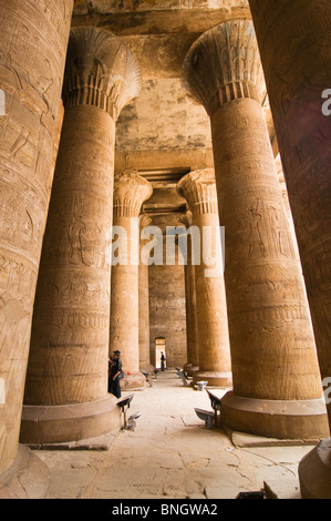 riesige Säulen in den Horus-Tempel in Oberägypten Stockfoto