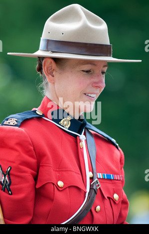 Weibliche RCMP Polizeibeamte Sat auf Einem Pferd Teil des Musical Ride Display Teams 2010 bei einer Veranstaltung in Ottawa, Kanada, Stockfoto Stockfoto