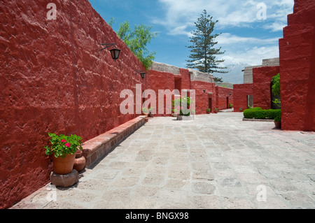 Innenhöfe und Architektur des Santa Catalina Monastery in Arequipa, Peru, Südamerika. Stockfoto