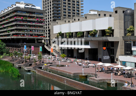 Lake & Water bieten Springbrunnen im städtischen Barbican Centre brutalistische Architektur Hochhaus Wahrzeichen Wolkenkratzer Wohnhäuser City of London England Großbritannien Stockfoto