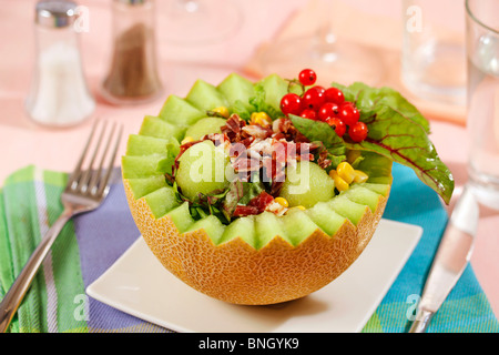 Melonen-Salat mit Schinken. Rezept zur Verfügung. Stockfoto