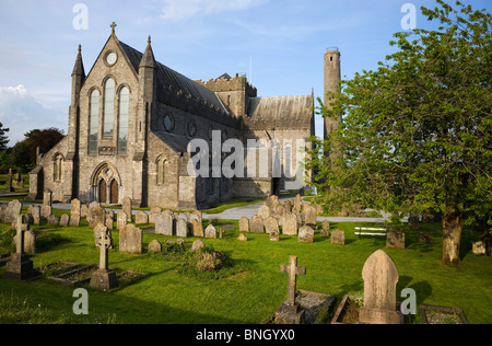 St. Canice Kathedrale aus dem 13. Jahrhundert und Rundturm, Stadt Kilkenny, Irland Stockfoto