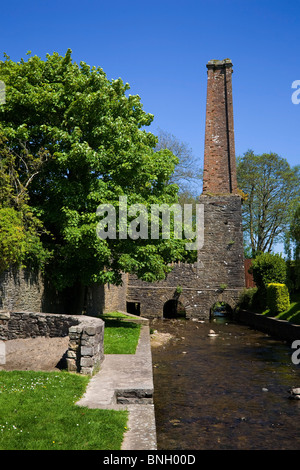 Anfang des 19. Jahrhunderts von Huntingdon Whiskeybrennerei überspannt Schornstein eindeutig den Fluss, Clashmore, Grafschaft Waterford, Irland Stockfoto