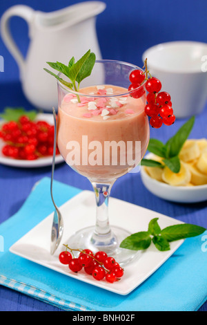 Bananen und rote Johannisbeeren Dessert. Rezept zur Verfügung. Stockfoto