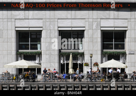 Canary Wharf Bürogebäude elektronisches Nasdaq-Schild Anzeige 100 Preise von Thomson Reuters Waterside Bar Sonnenschirme Schatten & Business Workers London UK Stockfoto