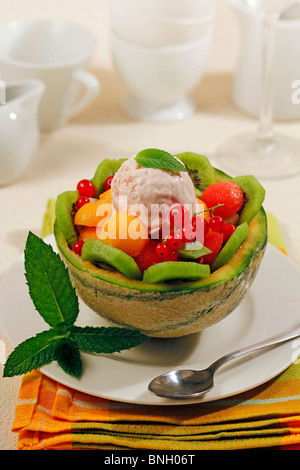 Gefüllte Melone mit Obst und Eis. Schritt für Schritt: PGGK5D-PGGK 5 M-PGGK 64-PGGK 6D Stockfoto