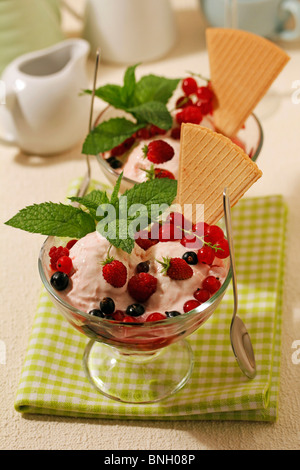 Hausgemachtes Eis mit Waldbeeren, Rezept erhältlich. Stockfoto
