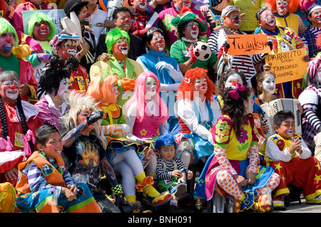 Clown-Parade in Mexiko-Stadt mit Clowns aus mehreren Ländern Stockfoto