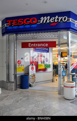 Tesco Metro Supermarkt Einzelhandel Geschäft Eingang ein Canada Square Einkaufszentrum am Canary Wharf Tower Hamlets East London England GB Stockfoto