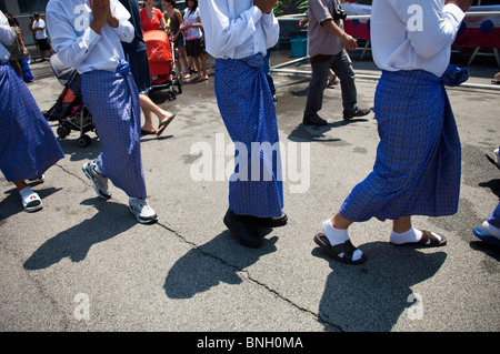 Tänzer, einer Prozession und Tanz von Respekt gegenüber den älteren auf dem birmanischen Wasser-Festival in New York Stockfoto