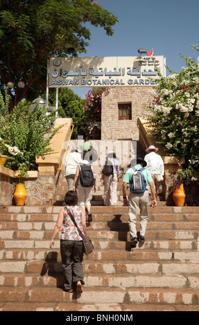 Ägypten-Tourismus; Touristen, die den Aswan Botanical Gardens, Assuan, Oberägypten besuchen Stockfoto