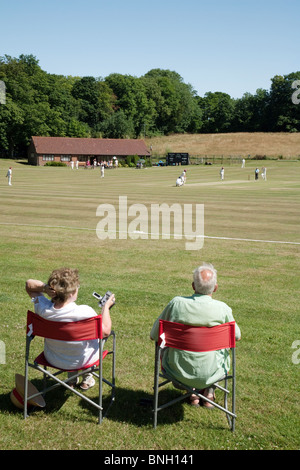 Ein paar gerade ein Spiel Cricket Dorf im Dorf Lyminge in der Nähe von Folkestone, Kent, UK Stockfoto