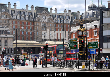 Geschäftige Straßenszene rund um London Victoria Busbahnhof Ausgang mit London Victoria Bahnhof Terminus ein denkmalgeschütztes Gebäude außerhalb von England UK Stockfoto