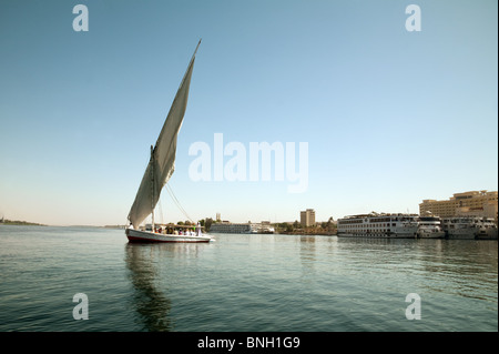 Eine Feluke Segeln auf dem Nil bei Assuan, Oberägypten Stockfoto