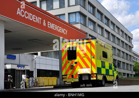 A&E Krankenwagen am NHS Krankenhaus Direktzugang zur Unfall- und Notaufnahme St Thomas Hospital Lambeth London England UK beinhaltet Menschen Stockfoto