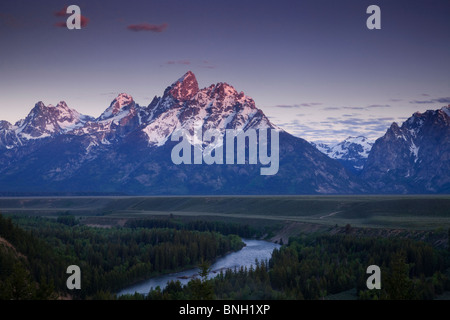 Die Berge des Grand Teton National Park tower über einen Abschnitt des Snake River, wie gesehen von der Snake River Overlook Stockfoto