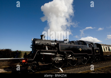 BR Standard Klasse 4 Tenderlok 80104 hinterlässt Williton Station Somerset West Somerset Railway Stockfoto