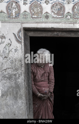 Alte Frau in einem Hauseingang, Bhaktapur, Nepal Stockfoto