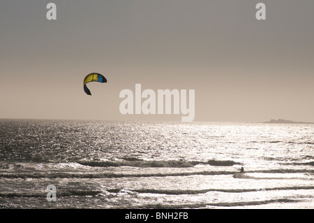 Kite-Surfen an den Stränden in der Nähe von Half Moon Bay, Kalifornien Stockfoto