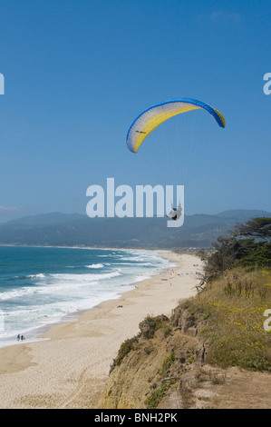 Parasailing über die Strände an der Küste und Klippen von Half Moon Bay, Kalifornien Stockfoto