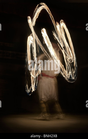 Feuer & Stick Tänzerinnen im Chitwan Nationalpark Nepal Stockfoto