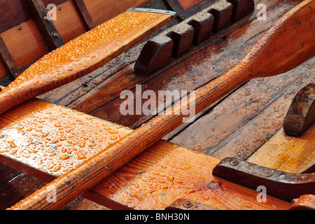 Ruder eines hölzernen Ruderbootes gesättigt durch Regen und in der Sonne glänzen. Stockfoto