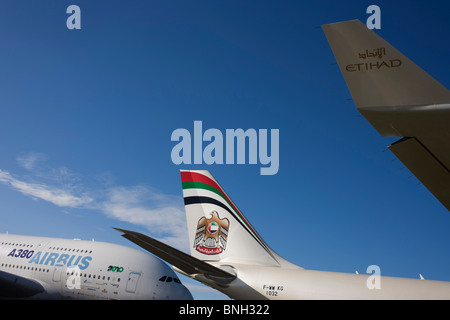 Ein Airbus A380 ist geparkten Nase zu Endstück mit seiner Rivalen in der Airline-Welt, eine Boeing 777, die Zugehörigkeit zu der Etihad Airways. Stockfoto