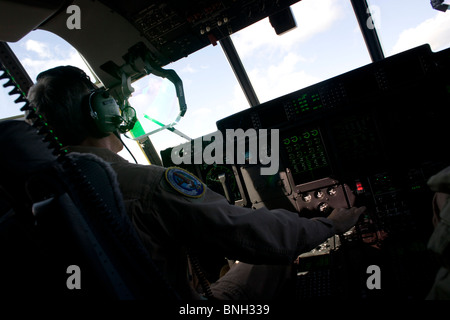 Grünes Licht vom Head-Up Display (HUD) im Cockpit einer gebaut von Lockheed Martin C-130J Super Hercules-Transportflugzeug. Stockfoto