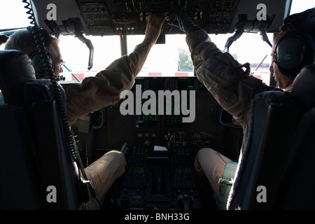 Das Cockpit des ein gebaut von Lockheed Martin C-130J Super Hercules-Transportflugzeug. Stockfoto