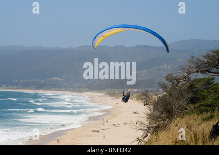 Parasailing über die Strände an der Küste und Klippen von Half Moon Bay, Kalifornien Stockfoto