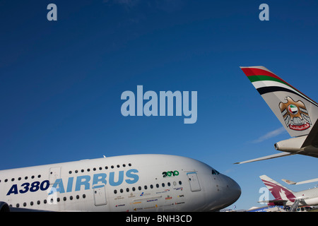 Ein Airbus A380 ist geparkten Nase zu Endstück mit seiner Rivalen in der Airline-Welt, eine Boeing 777, die Zugehörigkeit zu der Etihad Airways. Stockfoto