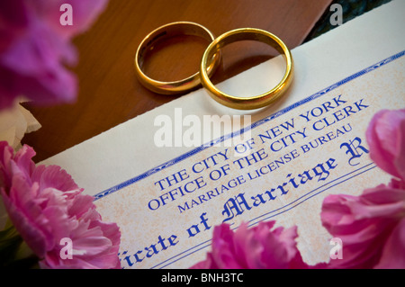 Heiratsurkunde auf Schreibtisch mit zwei gold Trauringe Rathaus Manhattan New York USA Stockfoto