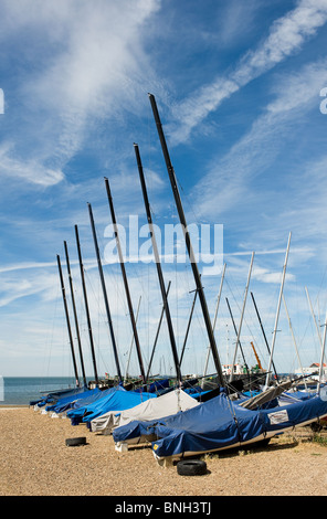 Eine Reihe von jollen an einem Strand in Whitstable, Kent. Foto von Gordon Scammell Stockfoto