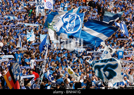 Fußball, Fußball, Unterstützer der deutsche Major League Fußballverein Schalke 04 in der Veltins-Arena-Stadion. Stockfoto