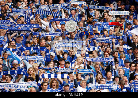 Fußball, Fußball, Unterstützer der deutsche Major League Fußballverein Schalke 04 in der Veltins-Arena-Stadion. Stockfoto