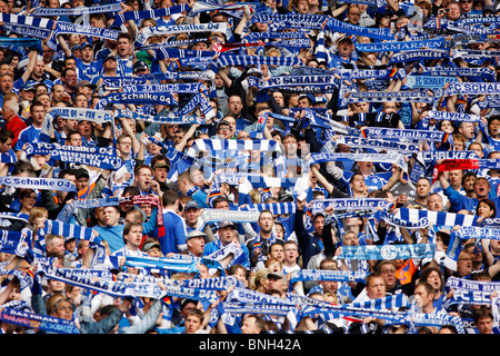 Fußball, Fußball, Unterstützer der deutsche Major League Fußballverein Schalke 04 in der Veltins-Arena-Stadion. Stockfoto