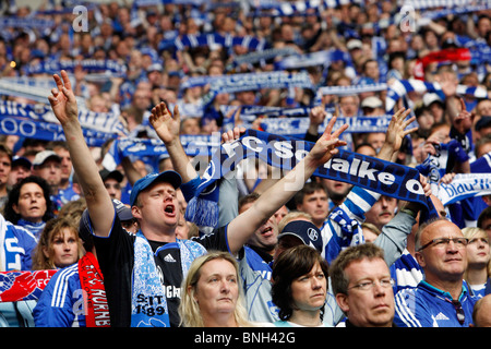 Fußball, Fußball, Unterstützer der deutsche Major League Fußballverein Schalke 04 in der Veltins-Arena-Stadion. Stockfoto