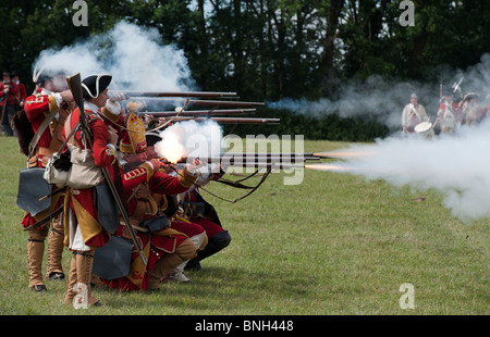8. Könige Regiments Fußvolk feuern Steinschloss Musketen auf dem Schlachtfeld. Re-enactment Stockfoto