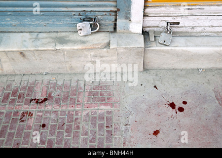 Ein Blut auf dem Bürgersteig während der Unruhen in Srinagar, Jammu und Kaschmir, Indien. Stockfoto