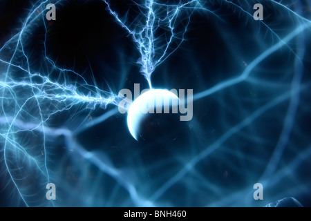 Plasma-Lampe, Blitz-Kugel. Erzeugt künstliche Blitze in eine Glaskugel. Stockfoto