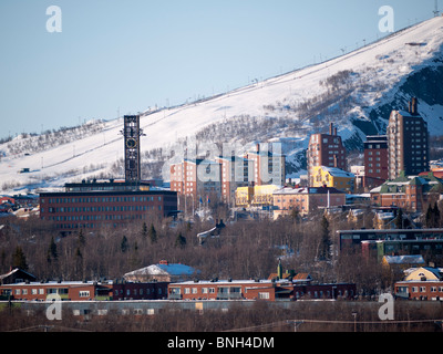 Blick auf die Stadt Kiruna, Lappland, Schweden, mit dem Rathaus auf der rechten Seite und dem Luossavaara-Berg im Hintergrund. Stockfoto