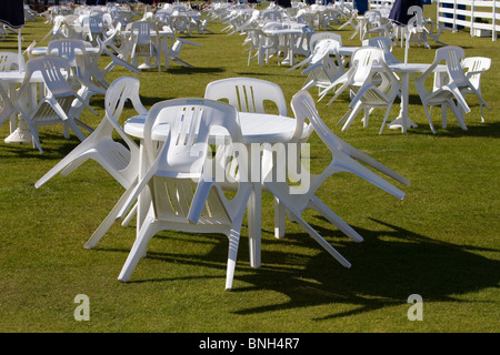 Weißer Kunststoff Tische und Stühle verordnungdrogeverkäufen, geneigt, an der British Open Golf in St. Andrews, Schottland, UK Juli 2010 Stockfoto