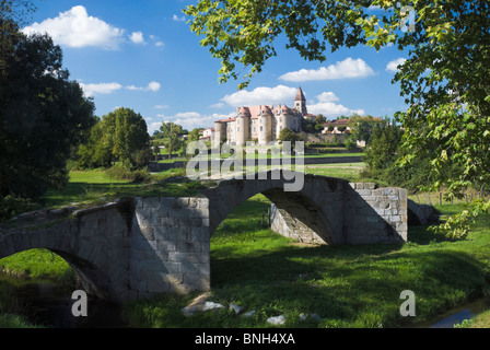 Brücke aus dem 15.. Jahrhundert und das Priorat von Pommiers, im Département Loire von Frankreich Stockfoto