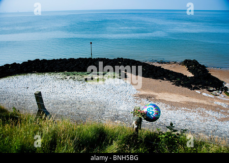 Blick von Reculver Burg an der Küste von Kent. Zwillingstürme des St.-Marien Kirche. 60. Geburtstag Ballon an Zaun befestigt. Stockfoto