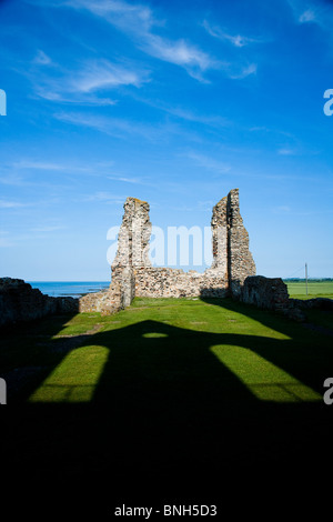 Reculver Schloss an der Küste von Kent. Zwillingstürme des St.-Marien Kirche Stockfoto