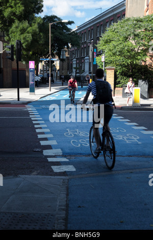 Radfahrer auf der Barclays Cycle Superhighways CS7 verläuft zwischen der City of London und Colliers Wood in Merton, London, SE1. Stockfoto