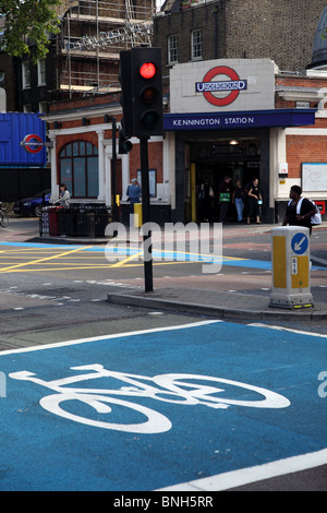 Eine Ansicht der Kennington Station zeigt die Barclays Cycle Superhighways CS7, London, SE11. Stockfoto