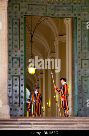 Päpstlichen Schweizergarde an St. Peter Basilika, Vatikanstadt, Rom Latium Italien Stockfoto