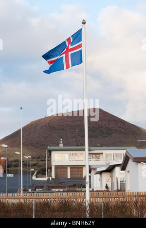 Isländische Flagge in der Stadtmitte von Heimaey. Stockfoto